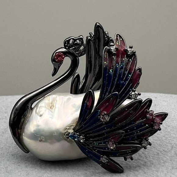 Elegant Swan Pendant with Pearl and Gem Accents - Picture 4 of 7